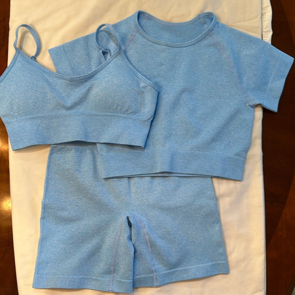 NWOT Beautiful light blue 3 pc workout set
